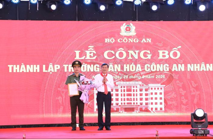  Phó Chủ tịch UBND tỉnh Nghệ An Thái Văn Thành trao quyết định của UBND tỉnh về việc thành lập Trường Văn hóa CAND VI 