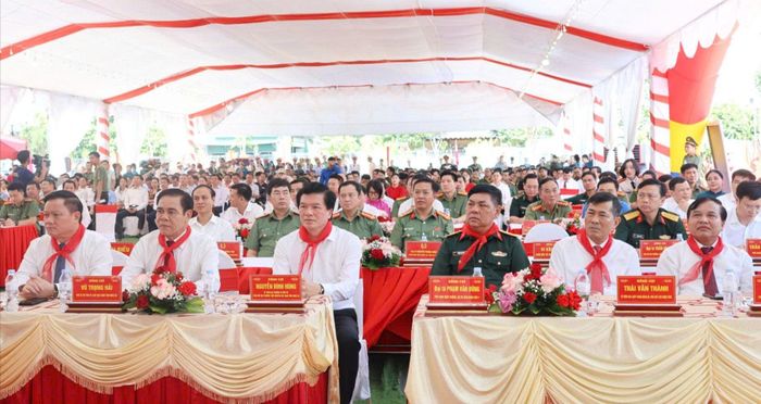  Các đại biểu dự buổi lễ 