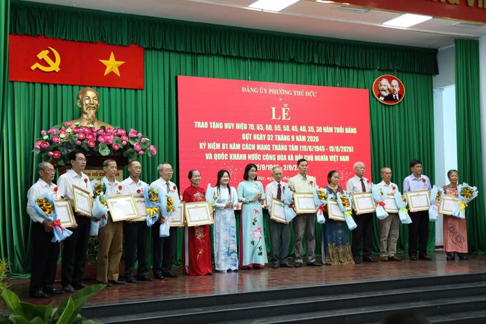  Phó Bí thư Thường trực Đảng ủy phường Thủ Đức Nguyễn Thị Hồng Thảo và Phó Bí thư Đảng ủy, Chủ tịch UBND phường Thủ Đức Mai Thị Tuyết Trinh trao Huy hiệu Đảng đến các đảng viên 
