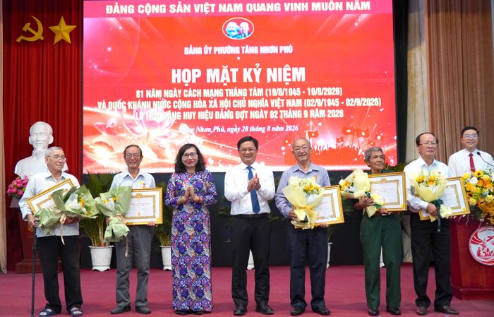  Đồng chí Nguyễn Mạnh Cường và Phó Bí thư Đảng ủy, Chủ tịch UBND phường Tăng Nhơn Phú Cao Thị Ngọc Châu trao Huy hiệu Đảng đến các đảng viên 
