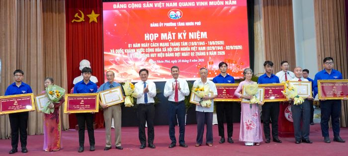  Đồng chí Nguyễn Mạnh Cường và Bí thư Đảng ủy phường Tăng Nhơn Phú Nguyễn Bạch Hoàng Phụng trao Huy hiệu Đảng đến các đảng viên 