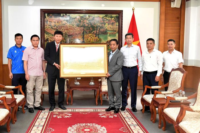  Thứ trưởng Bộ VH-TT-DL Hoàng Đạo Cương trao quà của Thủ tướng tặng đội tuyển bóng đá nam quốc gia. Ảnh: CỤC THỂ DỤC THỂ THAO VIỆT NAM 