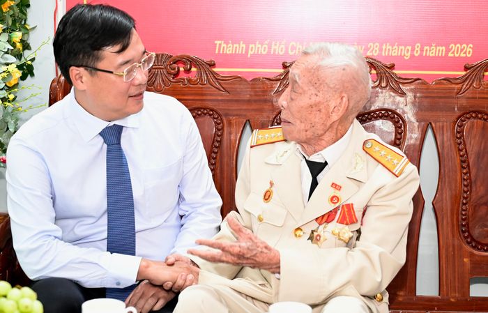  Đồng chí Lê Quốc Phong trò chuyện, thăm hỏi sức khỏe, cuộc sống của đồng chí Nguyễn Văn Hiển và gia đình. Ảnh: VĂN MINH 
