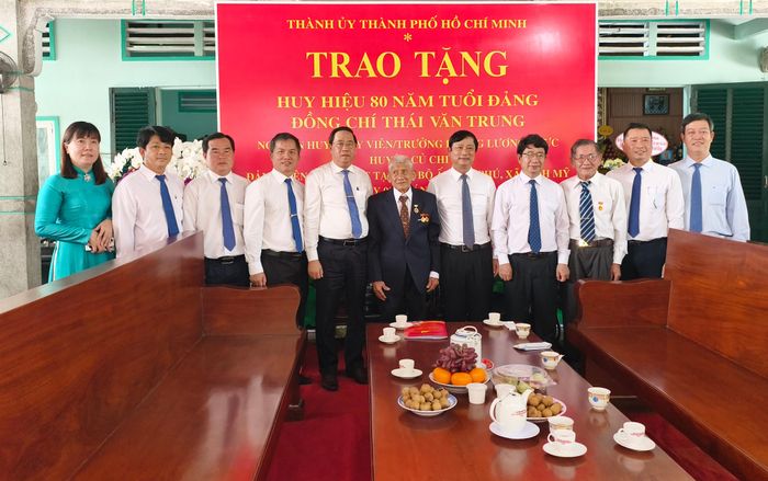  Lãnh đạo TPHCM cùng đại diện chính quyền địa phương chụp ảnh lưu niệm cùng gia đình đồng chí Thái Văn Trung. Ảnh: NGUYỄN TÂN 