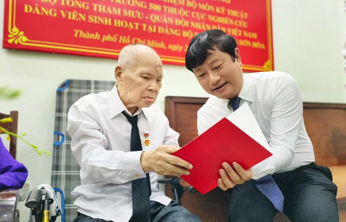  Đồng chí Võ Văn Minh trao Huy hiệu 80 năm tuổi Đảng cho đồng chí Trần Văn Hồng. Ảnh: NGUYỄN TÂN 