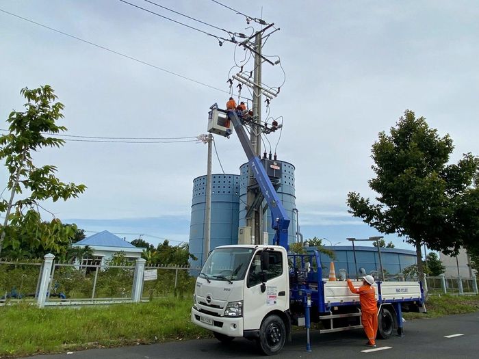  Công ty Điện lực Đồng Tháp tăng cường công tác kiểm tra lưới điện trước kỳ nghỉ lễ 2-9 (Ảnh: Trọng Trí) 