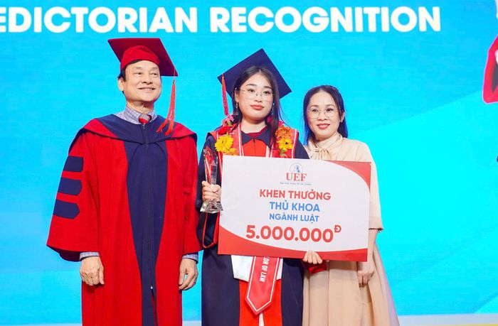 Phương Doanh nhận khen thưởng tại lễ trao bằng tốt nghiệp.