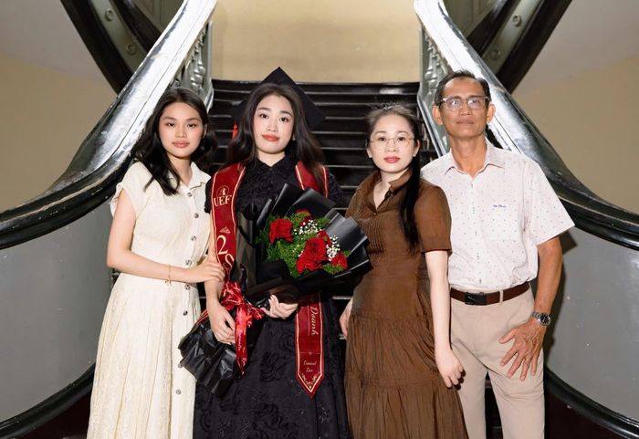 Phương Doanh chụp ảnh cùng gia đình tại lễ trao bằng tốt nghiệp.