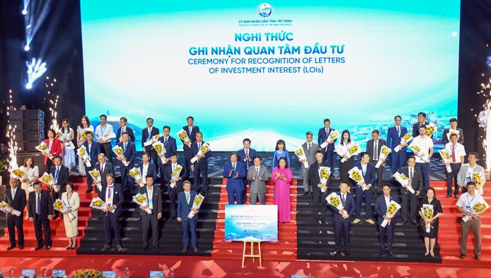  Lãnh đạo tỉnh Tây Ninh trao hoa chúc mừng, thực hiện nghi thức ghi nhận sự quan tâm đầu tư của các tập đoàn, nhà đầu tư 