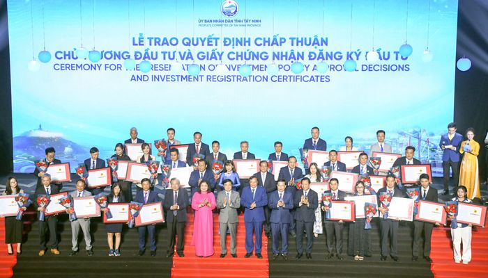  Lãnh đạo tỉnh Tây Ninh trao quyết định chấp thuận chủ trương, giấy chứng nhận đầu tư cho các dự án 
