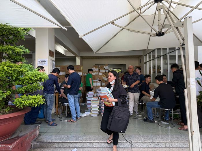 Một phụ huynh vừa mua xong bộ SGK cho con tại NXBGDVN tại TPHCM vào chiều 28-8