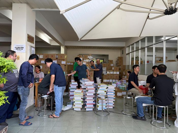 Phụ huynh mua SGK vào chiều 28-8 tại trụ sở Nhà xuất bản Giáo dục Việt Nam (phường Chợ Quán, TPHCM)