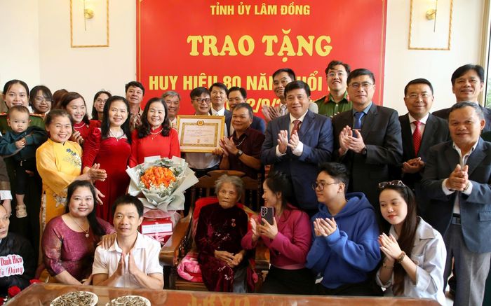 Đoàn công tác Tỉnh ủy Lâm Đồng chụp hình lưu niệm cùng các thành viên gia đình đảng viên Lê Thị Dục