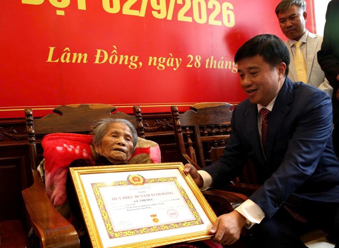 Bí thư Tỉnh ủy Lâm Đồng Y Thanh Hà Niê Kđăm trao Huy hiệu 80 năm tuổi Đảng đến đảng viên Lê Thị Dục