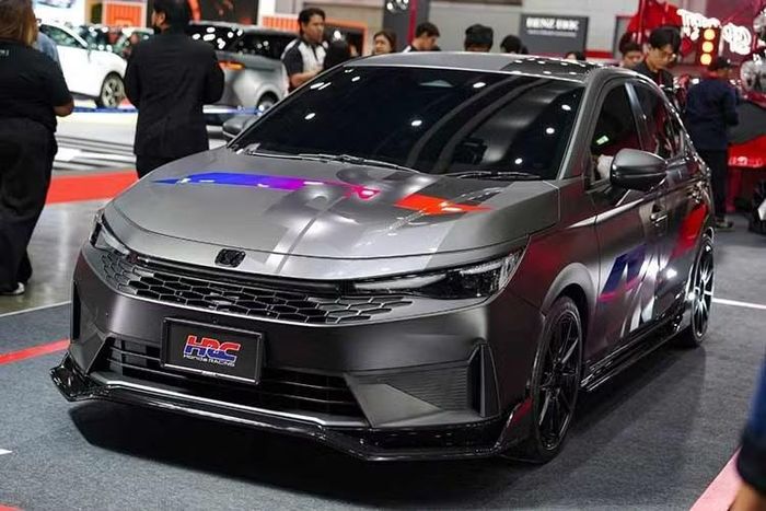 Honda City Hatchback HRC Concept sở hữu các gói nâng cấp chính hãng Honda dưới thương hiệu HRC (Honda Racing Corporation). Xe được phát triển dựa trên mẫu hatchback đô thị City nhưng được tái thiết kế toàn diện thông qua bộ bodykit khí động học.
