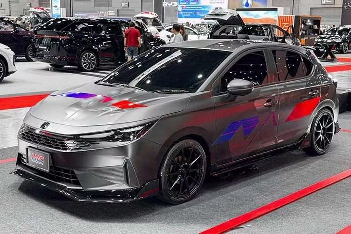Hệ thống logo nhận diện thương hiệu Honda cùng tên xe Honda City Hatchback HRC ở phía sau cũng chuyển sang tông màu chrome đen sang trọng và bắt mắt.