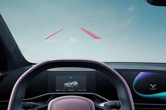 Trong tương lai, Hongqi có kế hoạch tích hợp các phần tử quang điện perovskite vào những bộ phận khác của xe, bao gồm cả nắp ca-pô. Điều này sẽ cho phép xe tạo ra 10 kWh điện mỗi ngày, tương đương phạm vi di chuyển tối đa 80 km.