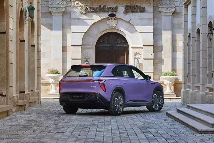 Thay vào đó, Hongqi sử dụng perovskite - một loại khoáng chất canxi titan oxit. Các phần tử quang điện làm từ perovskite có trọng lượng thấp, mỏng và linh hoạt. Theo công bố, chúng có hiệu suất chuyển đổi quang điện cao, có thể được chế tạo với nhiều màu sắc khác nhau và có chi phí thấp.