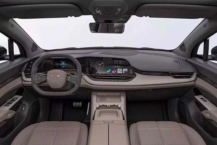 Đại diện FAW Hongqi cho biết cửa sổ trời quang điện perovskite có thể đạt công suất phát điện theo thời gian thực 300 W trong điều kiện “đủ ánh sáng mặt trời”. Hệ thống phù hợp để tạo ra khoảng 400 kWh năng lượng sạch mỗi năm. Con số này đủ để đáp ứng nhu cầu của các thiết bị sử dụng điện áp thấp, bao gồm điều hòa, tủ lạnh và chế độ giám sát.
