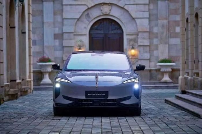 Hongqi cho biết trung tâm R&D của hãng đã phải đối mặt với một số thách thức khi tích hợp vật liệu perovskite vào cửa sổ trời ô tô bởi vật liệu này dễ bị ảnh hưởng bởi nước, oxy và tia cực tím. Một vấn đề khác là bề mặt cong của kính. Nguyên mẫu cửa sổ trời quang điện được tích hợp trên mẫu SUV thuần điện Hongqi EHS7 vốn được bán tại thị trường nội địa dưới tên Tiangong 08.