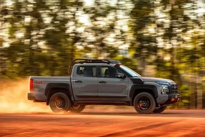 Dưới nắp ca-pô là động cơ diesel 4 xi-lanh, tăng áp kép, dung tích 2.4L quen thuộc, sản sinh công suất tối đa 202 mã lực và mô-men xoắn cực đại 470 Nm. Sức mạnh được truyền tới các bánh xe thông qua hộp số tự động 6 cấp và hệ dẫn động 4 bánh Super Select 4WD-II của Mitsubishi.