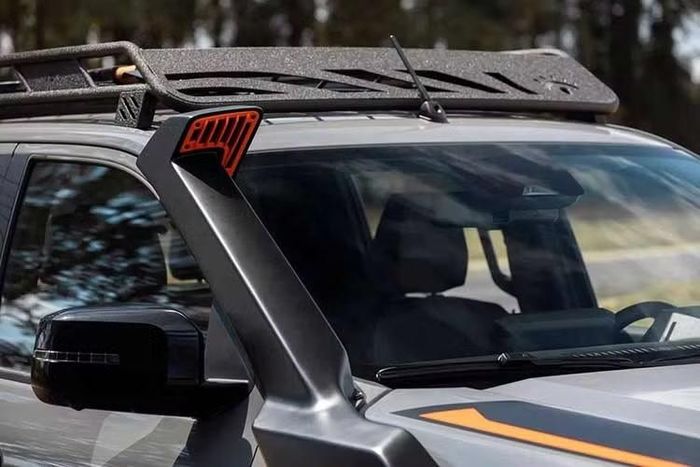 Mitsubishi Triton Savana Sertões chỉ có một lựa chọn màu sắc là xám xi-măng Cinza Concrete kết hợp các điểm nhấn màu cam và xám satin. Để bảo vệ thân xe trong những chuyến off-road, Mitsubishi bổ sung tấm bảo vệ gầm phía trước và phía sau.