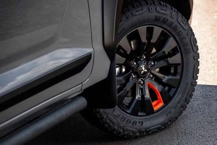 Mitsubishi Triton Savana Sertões 2026 cũng được trang bị giá nóc bằng thép, có khả năng chở tối đa 50 kg hàng hóa. Trên giá nóc được trang bị sẵn một chiếc xẻng và các tấm ván cứu hộ, hỗ trợ người lái thoát khỏi những tình huống khó khăn khi xe mắc kẹt trong bùn sâu.