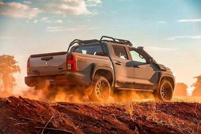 Hệ thống Super Select 4WD-II này bao gồm chế độ 4H dẫn động bốn bánh toàn thời gian, khóa vi sai trung tâm và vi sai cầu sau, chế độ dải số thấp, 7 chế độ lái có thể lựa chọn và hệ thống kiểm soát mô-men xoắn chủ động Active Yaw Control (AYC).