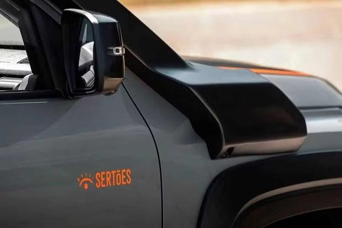 Mẫu xe mới là phiên bản phát triển từ Mitsubishi Triton Savana sản xuất giới hạn từng ra mắt vào năm 2025. Đúng như tên gọi, xe được tạo ra để tôn vinh giải đua đường trường khắc nghiệt Rally dos Sertões được tổ chức tại Brazil từ năm 1993.