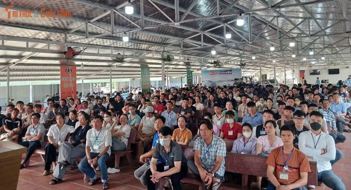 Một trong những điểm tiếp nhận hồ sơ cấp, cấp đổi và sát hạch lái xe của PC08 đông đúc người dân.