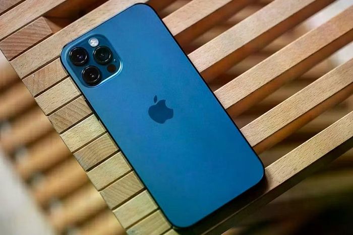 iPhone 12 Pro Max cũ phù hợp với người ưu tiên màn hình lớn và thiết kế cao cấp.