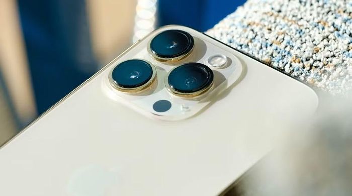 iPhone 13 Pro nổi bật với màn hình ProMotion 120 Hz và hệ thống camera Pro.