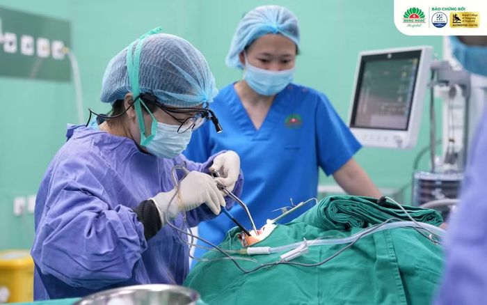 Bác sĩ phẫu thuật cho bệnh nhân - Ảnh BVCC