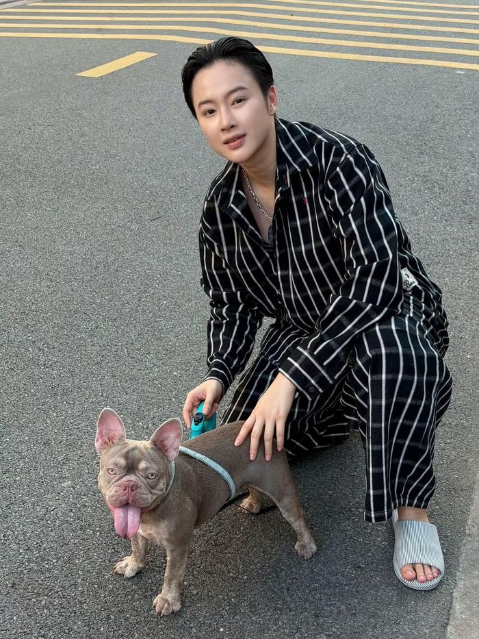 Angela Phương Trinh từng là một trong những gương mặt nổi bật của màn ảnh Việt. Cô tên thật là Lê Ngọc Phương Trinh, sinh năm 1995 tại TP HCM, gia nhập làng giải trí từ khi còn nhỏ và được khán giả biết đến qua các bộ phim như: Kính vạn hoa, Mùi ngò gai, Bà mẹ nhí... Khả năng diễn xuất giúp cô từng được gọi là "thần đồng diễn xuất". Ảnh: Fb Angela Phương Trinh