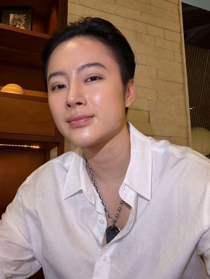 Khi trưởng thành, Angela Phương Trinh tiếp tục hoạt động nghệ thuật và gây chú ý bởi sự thay đổi liên tục về hình ảnh. Có thời điểm, cô theo đuổi phong cách gợi cảm, thường xuyên xuất hiện tại các sự kiện với những bộ trang phục táo bạo và trở thành tâm điểm của truyền thông. Ảnh: Fb Angela Phương Trinh