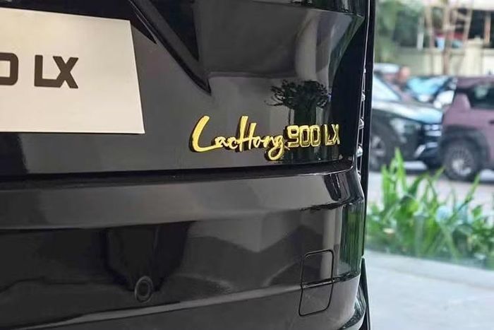 Ngoại thất của mẫu xe SUV này toát lên vẻ bề thế và sang trọng với lưới tản nhiệt giả cỡ lớn. Điểm nhấn đặc biệt nằm ở biểu tượng cánh chim lạc mạ vàng trên nắp ca-pô, tạo nên bản sắc riêng biệt cho dòng xe cao cấp nhất của hãng.