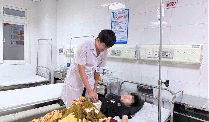 Bác sĩ thăm khám cho bệnh nhi sau phẫu thuật - Ảnh BVCC