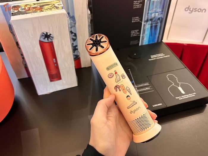 Con số 38 mm cũng trở thành dấu ấn trong thiết kế HushJet Mini Cool, khi Dyson sử dụng kích thước này như một chuẩn mực để hướng tới những thiết bị nhỏ gọn nhưng vẫn duy trì hiệu suất cao.