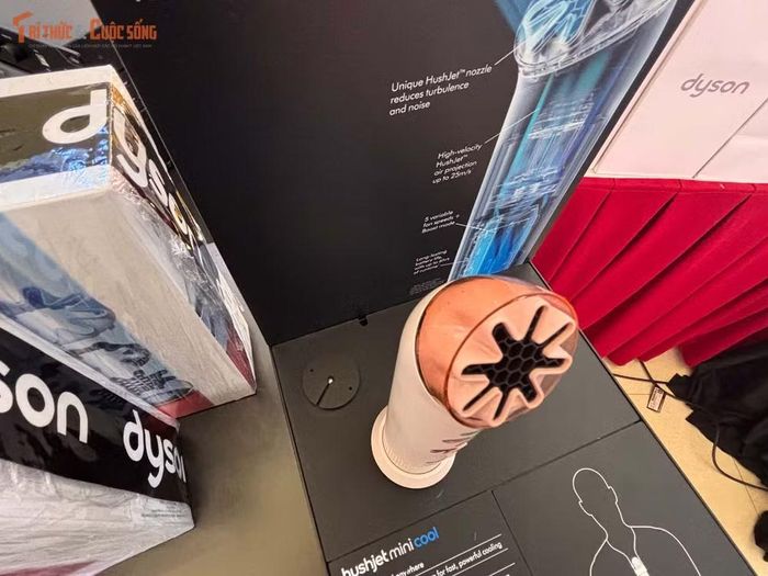 Điểm nhấn của sản phẩm nằm ở công nghệ thổi khí HushJet, kết hợp động cơ DC không chổi than có tốc độ lên tới 65.000 vòng/phút để tạo luồng gió tối đa 25 m/giây, trong khi trọng lượng chỉ khoảng 212 g.