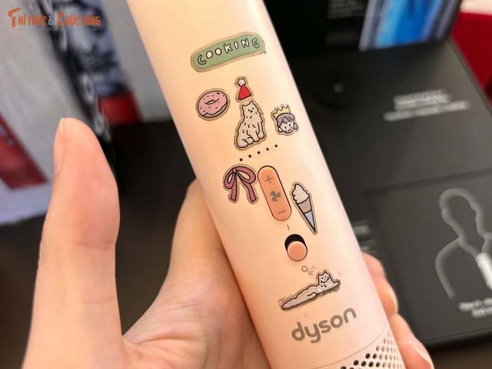 Người dùng có thể lựa chọn 5 cấp độ gió cùng chế độ Boost, từ luồng gió nhẹ phục vụ làm việc, nghỉ ngơi đến khả năng làm mát mạnh khi hoạt động ngoài trời, đồng thời thời lượng pin đạt tối đa 6 giờ.