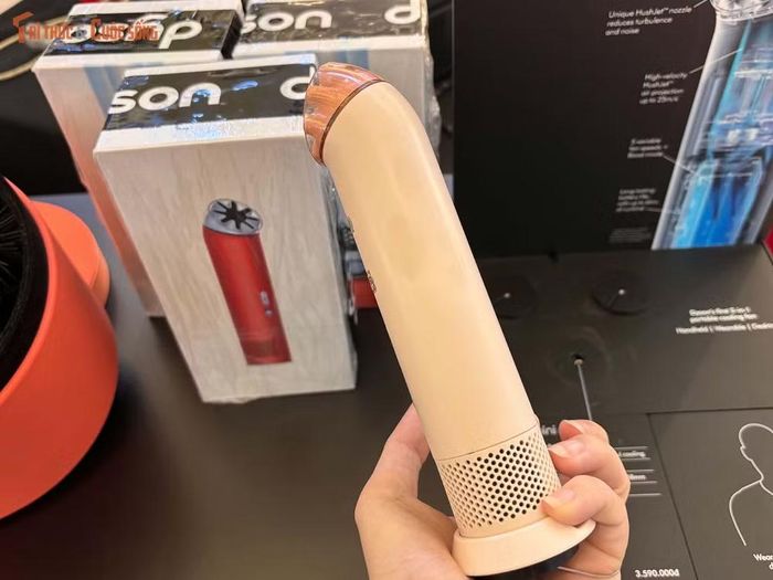 Với sự kết hợp giữa thiết kế 38 mm, trọng lượng 212 g, gió 25 m/giây và hệ sinh thái phụ kiện, Dyson HushJet Mini Cool hướng đến nhóm người dùng cần một thiết bị làm mát cá nhân có tính di động cao trong cuộc sống hàng ngày.