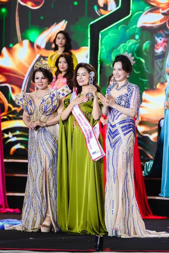 Hoàng Thị Thanh Tuyền đạt hai giải phụ Người đẹp Công sở và Người đẹp Tài năng.