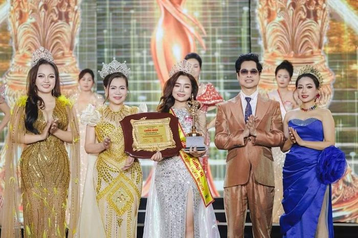 Tân Hoa hậu Nhân ái của cuộc thi Hoa hậu Doanh nhân Hương sắc Việt Nam 2026 nhận vương miện, dải băng sash danh hiệu, cúp lưu niệm và bằng chứng nhận.