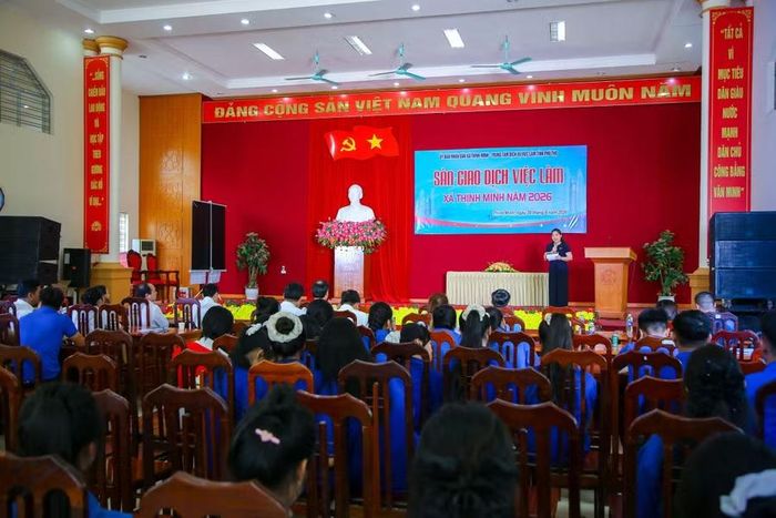 Sinh viên nhà trường tham gia sàn giao dịch việc làm tổ chức tại xã Thịnh Minh.
