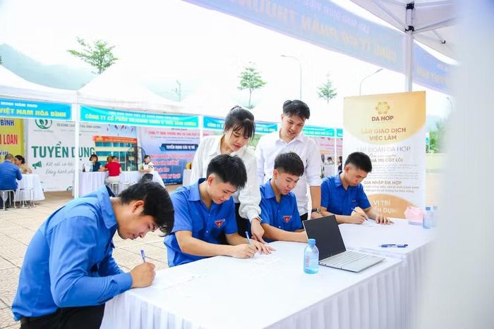 Sàn giao dịch việc làm tại xã Thịnh Minh góp phần kết nối trực tiếp doanh nghiệp, đơn vị tuyển dụng với người lao động tại địa phương, mở rộng cơ hội tiếp cận việc làm phù hợp.