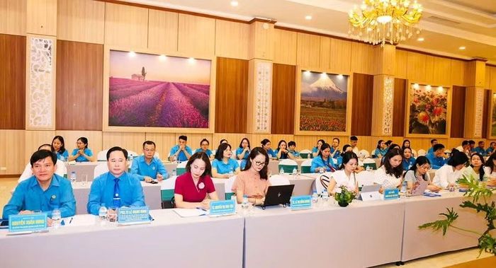 PGS.TS. Lê Mạnh Hùng - Hiệu trưởng Trường Đại học Công đoàn và các đại biểu tham dự Tọa đàm.