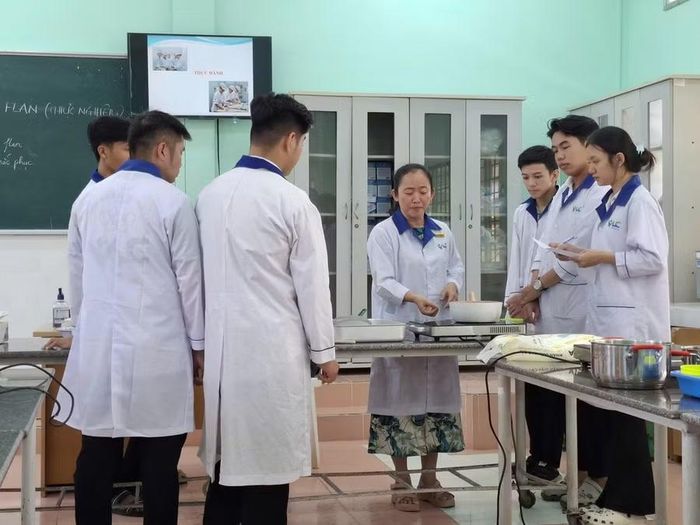 Giờ thực hành tại Trường Cao đẳng Vĩnh Long.