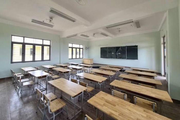 Bàn ghế, thiết bị phục vụ việc dạy học được trang bị đầy đủ để bước vào năm học 2026-2027.