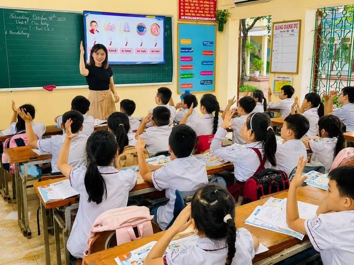 Giờ học tiếng Anh của học sinh Trường Tiểu học Ý Yên.