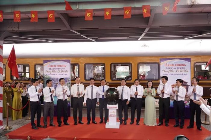 Nghi thức khai trương đoàn tàu du lịch.